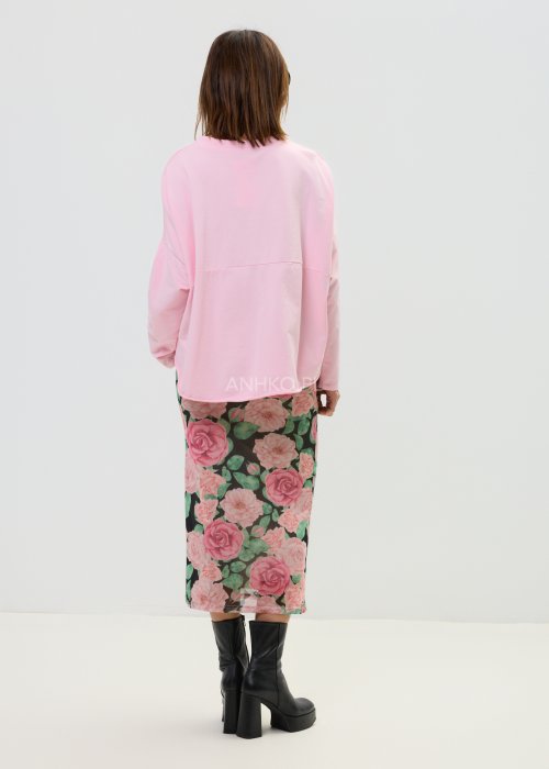 Różowa bluza damska oversize z długim rękawem i luźnym, swobodnym krojem.