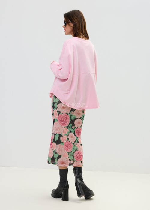 Różowa bluza damska oversize z długim rękawem i luźnym, swobodnym krojem.