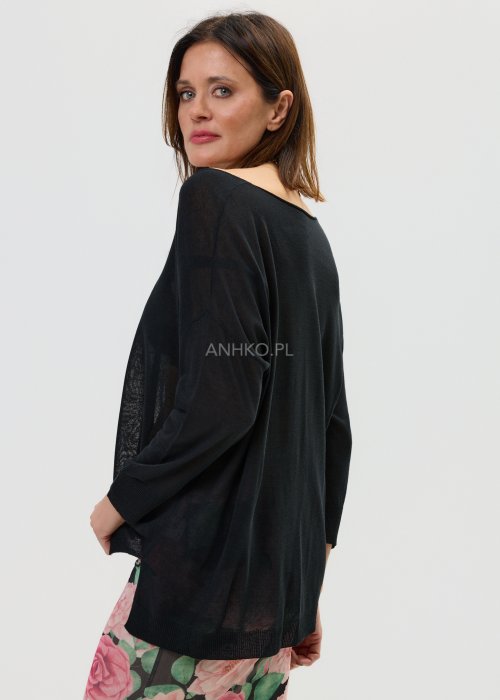 Czarny sweter damski oversize z dekoltem V i długim rękawem w lekkiej, półtransparentnej tkaninie.