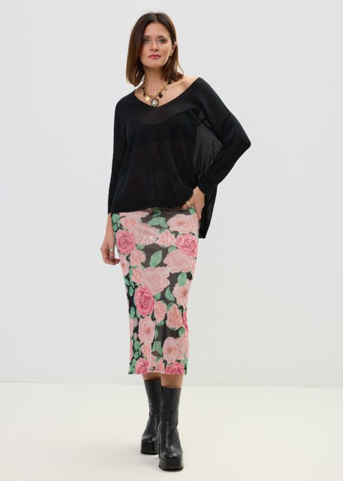 Czarny sweter damski oversize z dekoltem V i długim rękawem w lekkiej, półtransparentnej tkaninie.