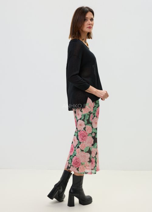 Czarny sweter damski oversize z dekoltem V i długim rękawem w lekkiej, półtransparentnej tkaninie.