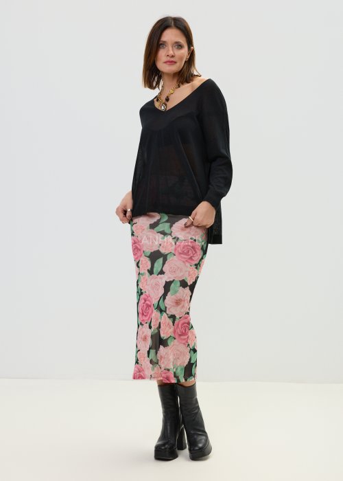 Czarny sweter damski oversize z dekoltem V i długim rękawem w lekkiej, półtransparentnej tkaninie.