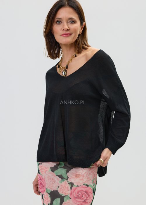 Czarny sweter damski oversize z dekoltem V i długim rękawem w lekkiej, półtransparentnej tkaninie.