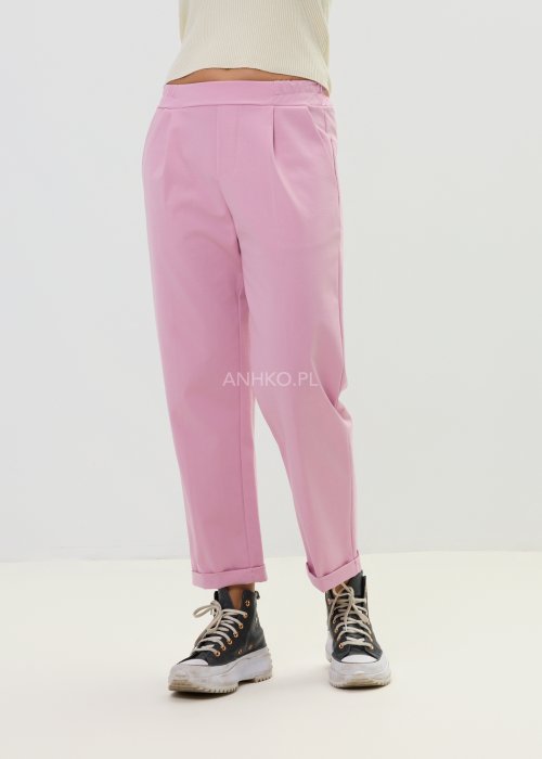 Różowe spodnie damskie z prostą nogawką i podwiniętym dołem w casualowym stylu.