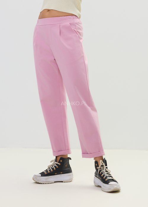 Różowe spodnie damskie z prostą nogawką i podwiniętym dołem w casualowym stylu.
