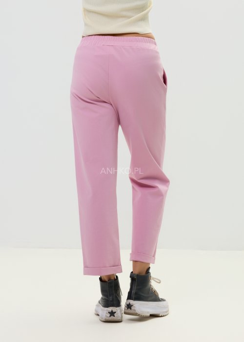 Różowe spodnie damskie z prostą nogawką i podwiniętym dołem w casualowym stylu.