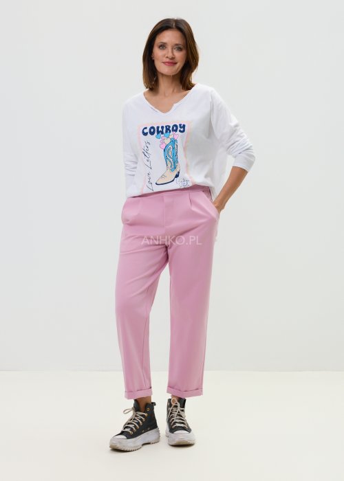 Różowe spodnie damskie z prostą nogawką i podwiniętym dołem w casualowym stylu.