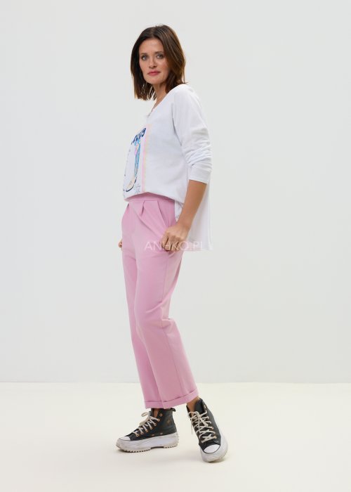 Różowe spodnie damskie z prostą nogawką i podwiniętym dołem w casualowym stylu.
