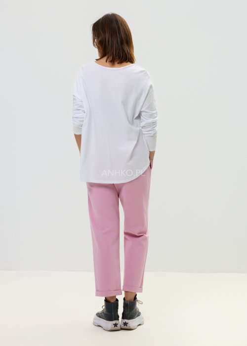 Różowe spodnie damskie z prostą nogawką i podwiniętym dołem w casualowym stylu.