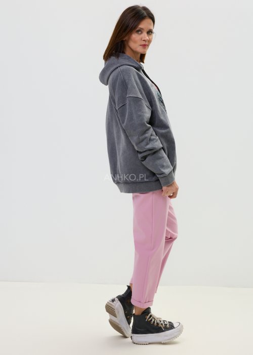 Bluza oversize w kolorze szarym z kapturem i ozdobnym nadrukiem dziewczynki z czerwoną kokardą.