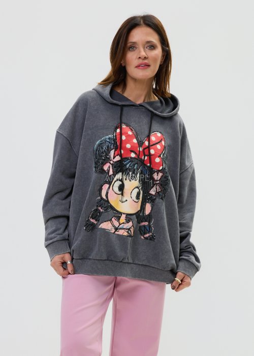 Bluza oversize w kolorze szarym z kapturem i ozdobnym nadrukiem dziewczynki z czerwoną kokardą.
