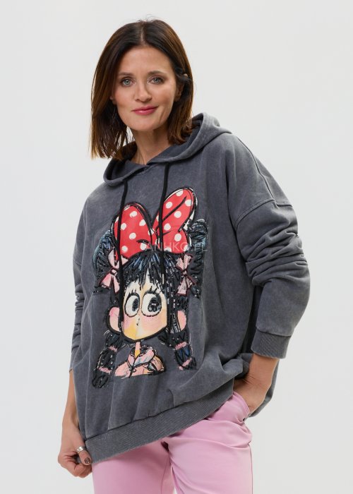 Bluza oversize w kolorze szarym z kapturem i ozdobnym nadrukiem dziewczynki z czerwoną kokardą.