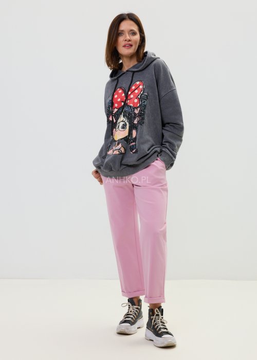 Bluza oversize w kolorze szarym z kapturem i ozdobnym nadrukiem dziewczynki z czerwoną kokardą.