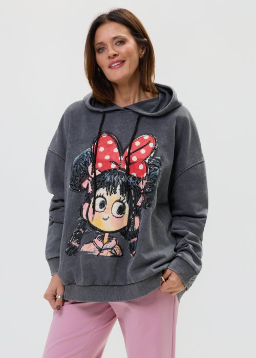 Bluza oversize w kolorze szarym z kapturem i ozdobnym nadrukiem dziewczynki z czerwoną kokardą.
