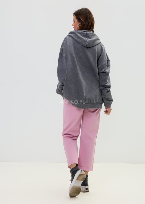 Bluza oversize w kolorze szarym z kapturem i ozdobnym nadrukiem dziewczynki z czerwoną kokardą.