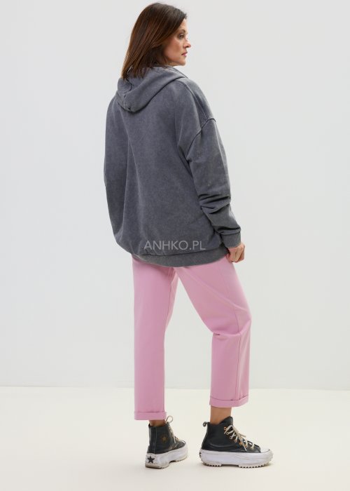 Bluza oversize w kolorze szarym z kapturem i ozdobnym nadrukiem dziewczynki z czerwoną kokardą.