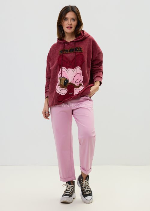 Bordowa bluza z kapturem i artystycznym nadrukiem w stylu streetwear