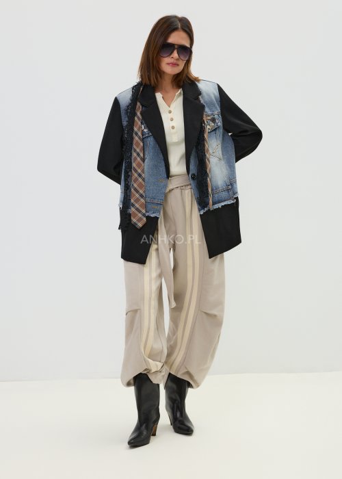 Spodnie damskie beżowe z luźnym krojem, szeroką nogawką i ozdobnymi paskami po bokach.