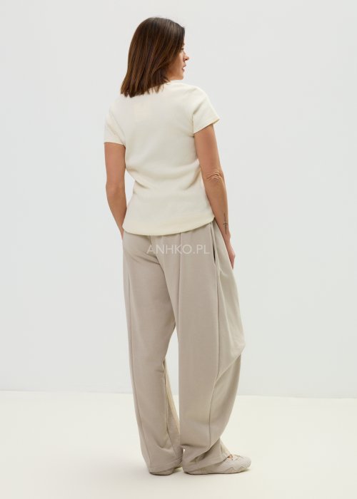 Beżowy t-shirt damski z krótkim rękawem i dekoltem na guziki w prążkowanej tkaninie.