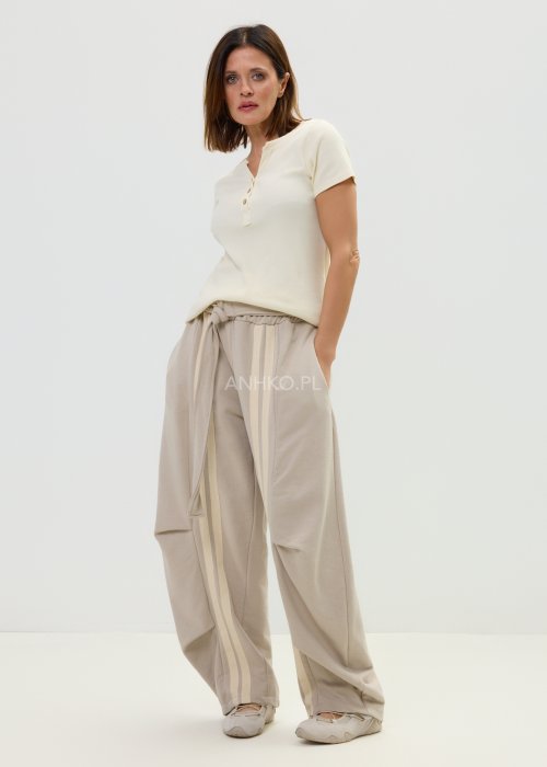 Beżowy t-shirt damski z krótkim rękawem i dekoltem na guziki w prążkowanej tkaninie.