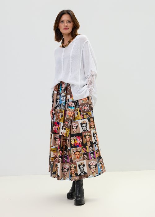 Biała narzutka damska z ażurowym rękawem i oversize’owym fasonem