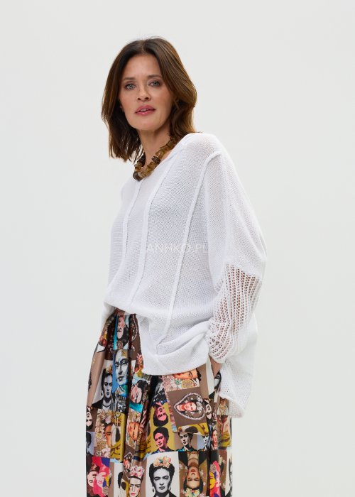 Biała narzutka damska z ażurowym rękawem i oversize’owym fasonem
