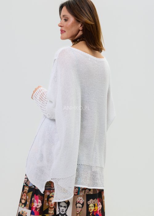 Biała narzutka damska z ażurowym rękawem i oversize’owym fasonem