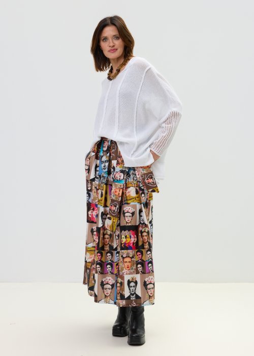 Biała narzutka damska z ażurowym rękawem i oversize’owym fasonem