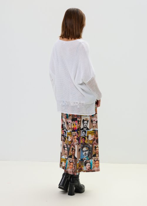 Biała narzutka damska z ażurowym rękawem i oversize’owym fasonem