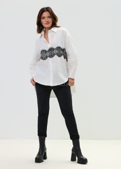Elegancka koszula damska biała z kontrastową koronką