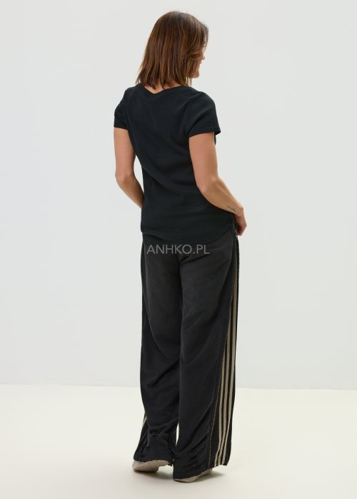 Czarna bluzka dopasowana z krótkim rękawem i minimalistycznym krojem