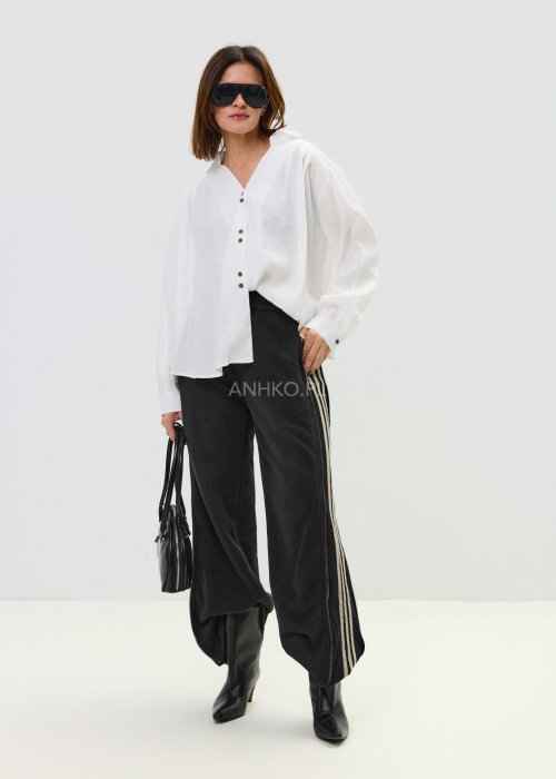 Damska koszula biała z długim rękawem i minimalistycznym designem