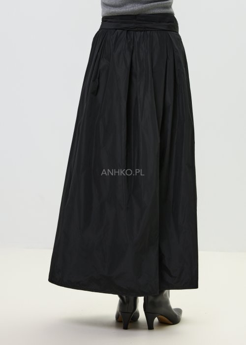 Czarna spódnica długa z wiązaniem w pasie i luźnym krojem