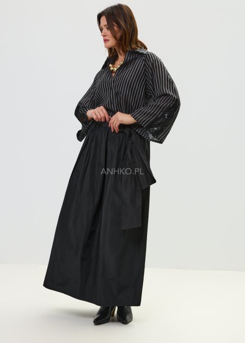 Czarna koszula damska w pionowe paski z ozdobnymi rękawami i koronkowym wykończeniem.