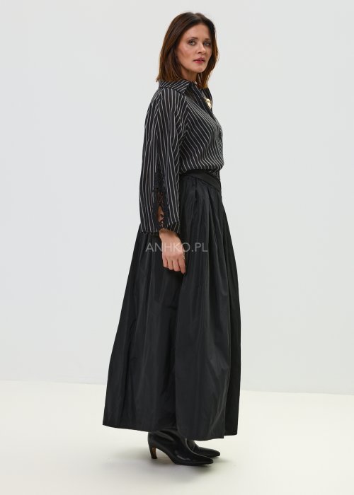 Czarna koszula damska w pionowe paski z ozdobnymi rękawami i koronkowym wykończeniem.