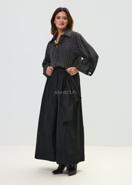 Czarna koszula damska w pionowe paski z ozdobnymi rękawami i koronkowym wykończeniem.