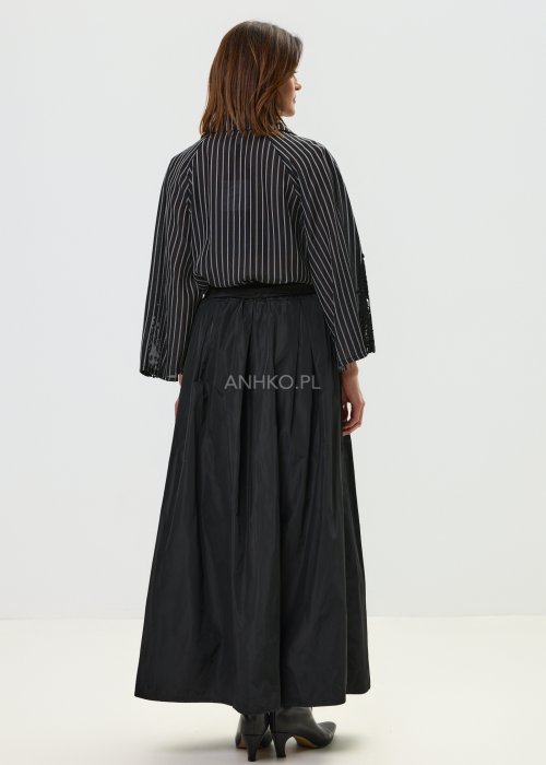 Czarna koszula damska w pionowe paski z ozdobnymi rękawami i koronkowym wykończeniem.