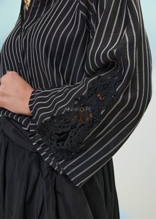 Czarna koszula damska w pionowe paski z ozdobnymi rękawami i koronkowym wykończeniem.