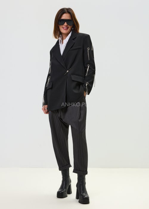 Elegancka marynarka damska czarna z metalowymi zdobieniami na rękawach i luźnym krojem