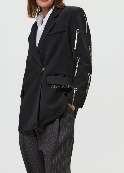 Elegancka marynarka damska czarna z metalowymi zdobieniami na rękawach i luźnym krojem