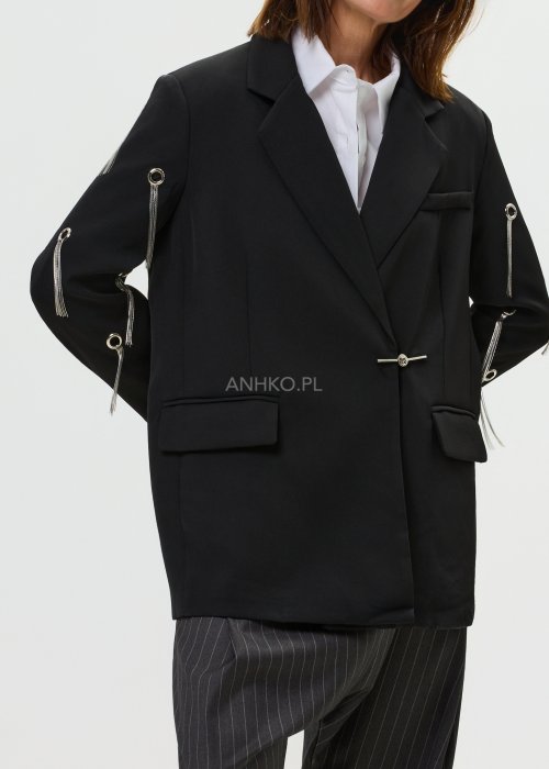 Elegancka marynarka damska czarna z metalowymi zdobieniami na rękawach i luźnym krojem