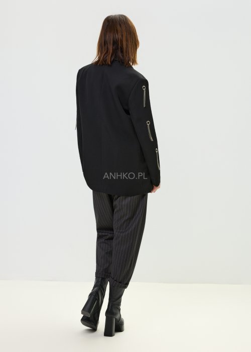 Elegancka marynarka damska czarna z metalowymi zdobieniami na rękawach i luźnym krojem