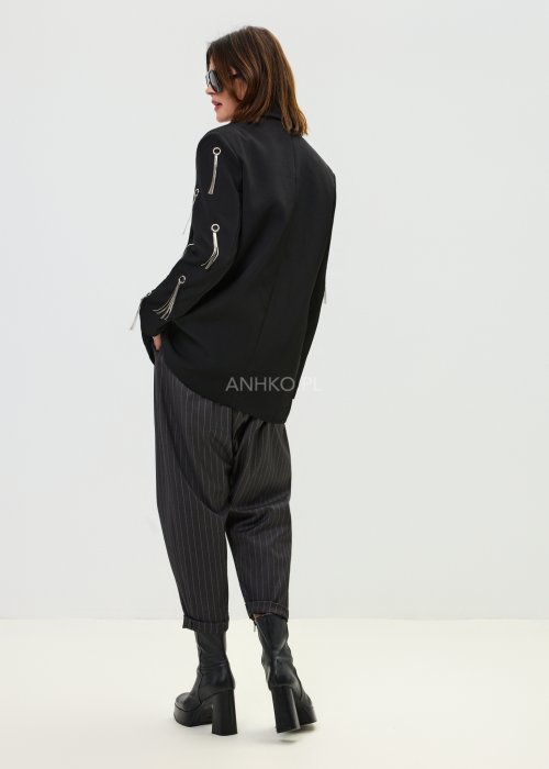 Elegancka marynarka damska czarna z metalowymi zdobieniami na rękawach i luźnym krojem