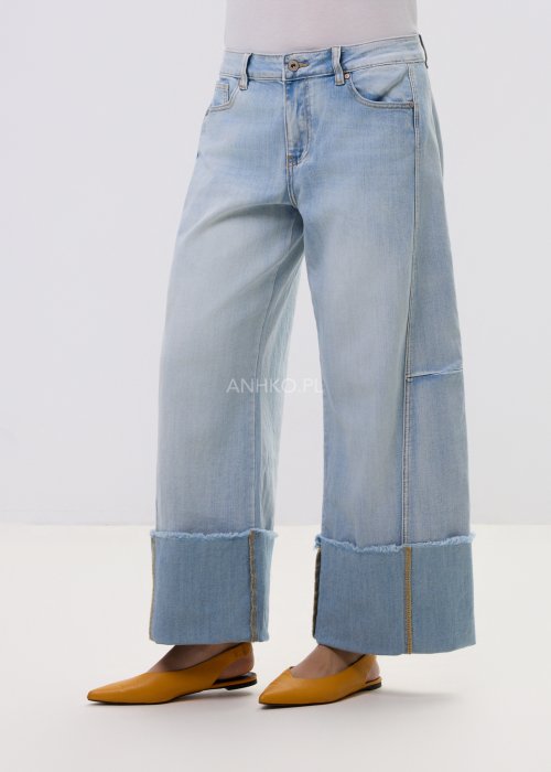 Jasne jeansy damskie z szeroką nogawką i surowym wykończeniem nogawek, z wysokim stanem i klasycznymi kieszeniami.