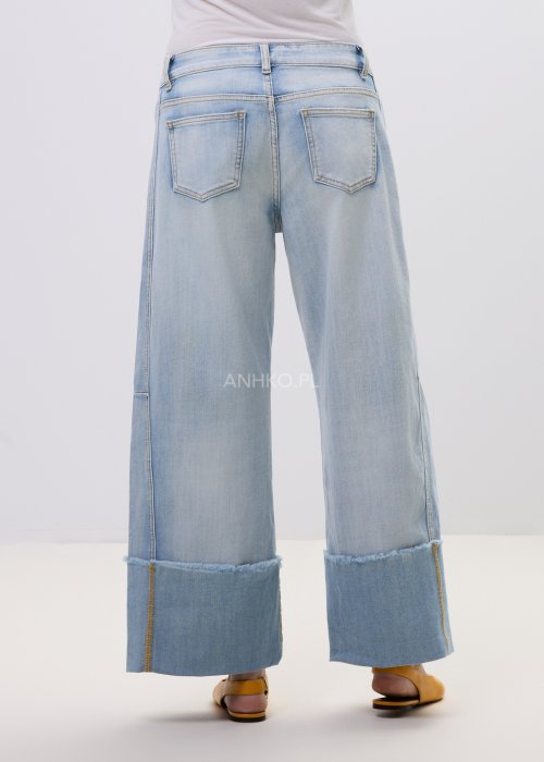 Jasne jeansy damskie z szeroką nogawką i surowym wykończeniem nogawek, z wysokim stanem i klasycznymi kieszeniami.