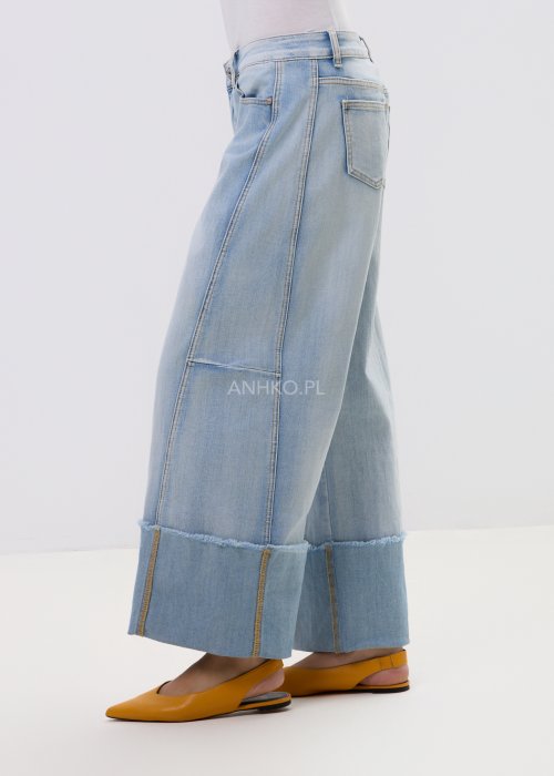 2Jasne jeansy damskie z szeroką nogawką i surowym wykończeniem nogawek, z wysokim stanem i klasycznymi kieszeniami.