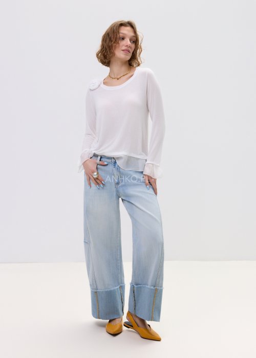 Jasne jeansy damskie z szeroką nogawką i surowym wykończeniem nogawek, z wysokim stanem i klasycznymi kieszeniami.