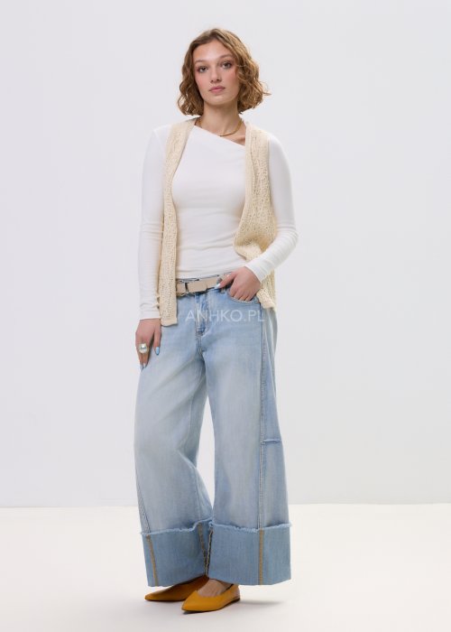 Jasne jeansy damskie z szeroką nogawką i surowym wykończeniem nogawek, z wysokim stanem i klasycznymi kieszeniami.