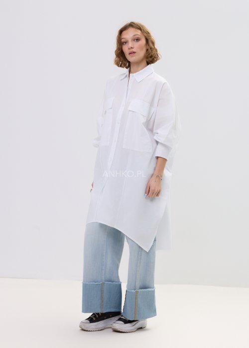 Biała koszula damska oversize o dłuższym fasonie z kołnierzem i kieszenią na piersi, z długim rękawem i zapięciem na guziki.