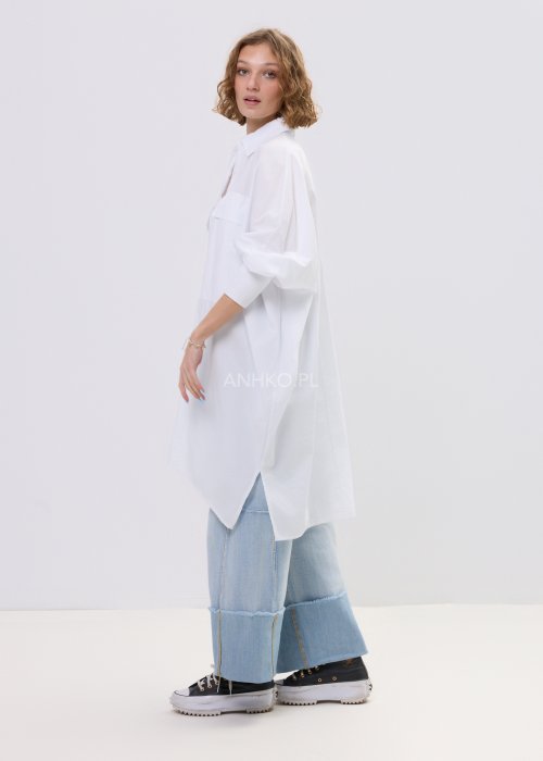 Biała koszula damska oversize o dłuższym fasonie z kołnierzem i kieszenią na piersi, z długim rękawem i zapięciem na guziki.